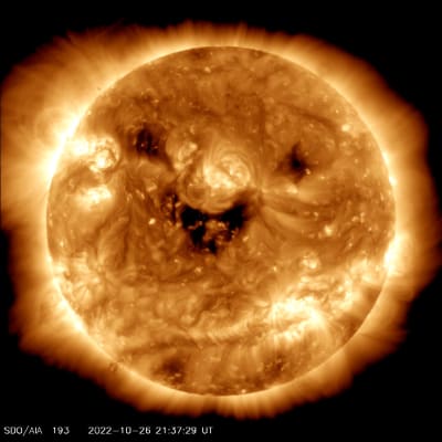 Nasan julkaisemassa kuvassa auringon pintaan näyttää muodostuvan hymynaama.