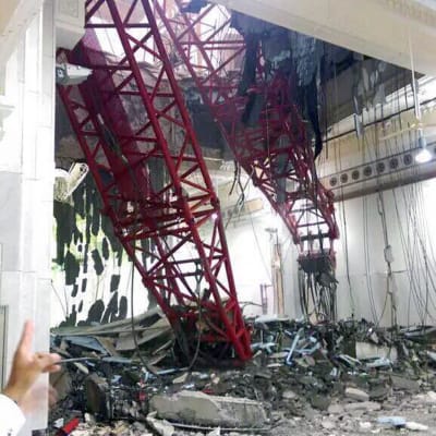 En lyftkran rasade in i stora moskén