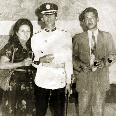 Hugo Chávez med sina föräldrar Elena Frias och Hugo de los Reyes Chavez då han utexaminerades från militärakademin 1975