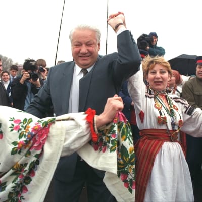 Venäjän presidentti Boris Jetsin juhli vappua Moskovassa vuonna 1996.