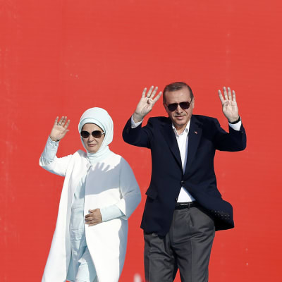 Recep Tayyip Erdogan ja hänen vaimonsa Emine Erdogan suurmielenosoituksessa Istanbulissa 7. elokuuta.