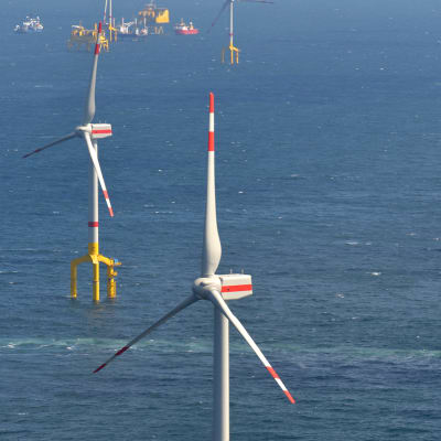 Huoltoalus kiinnittyneenä tuulimyllyyn Pohjanmerellä sijaitsevassa tuulivoimapuistossa 26. elokuuta 2013.