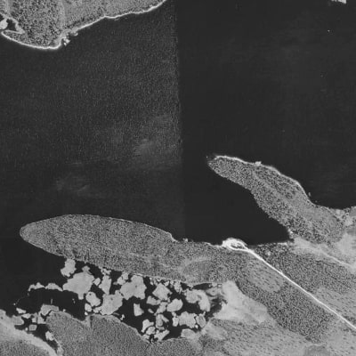 Mustavalkoinen ilmakuva Vuokkijärven Pitkälahdesta vuodelta 2005