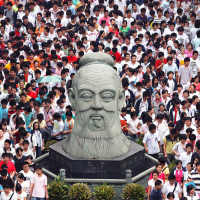 Opiskelijat ympäröivät Kungfutsen patsaan Wuhanissa.