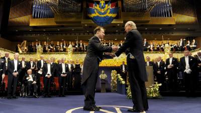 Adam Riess får Nobelpriset i fysik av kung Carl XVI Gustaf