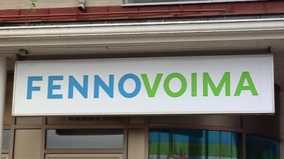 Fennovoimas logotyp på en skylt.