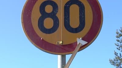 En skylt som visar hastighetsbegränsningen 80 km/h.