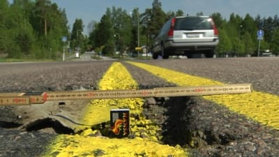 En 10 cm djup grop i vägen