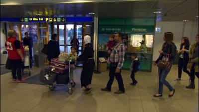 Kvotflyktingar som har anlänt till flygplatsen i Kronoby