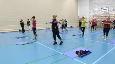 Seniorer gymnastiserar i allaktivitetshallen i Nickby