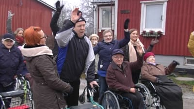 Pausgymnastik, sträcka armen upp i luften,