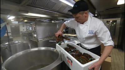 Köksmästare Janne Berlin kokar hummer ombord på Silja Serenade