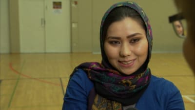 Sara Moradi gillar att spela fotboll.