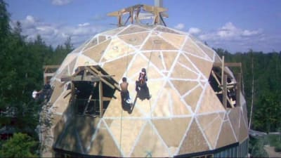 En geodetisk kupol, det vill säga ett hus som är byggt i kupolform av triangelformade delar.
