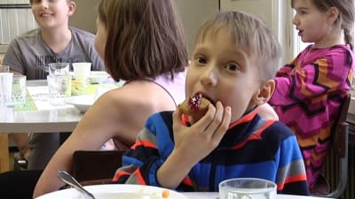 Pojke äter Runebergstårta