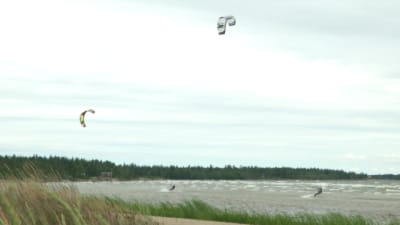 Storsand i Monäs attraherar kitesurfare, men strandlivet begränsas av vegetationen.