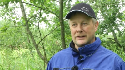 Mikael Sandin oroas över igenväxningen på Naturaområden i Vexala