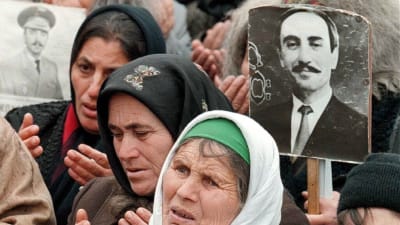 Kvinnor i Tjetjeniens huvudstad Groznyj bär på plakat med den dödade presidenten Dzjochar Dudajevs bild.