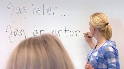 Lärare lär ut svenska åt elever.