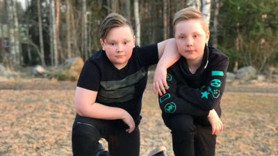 Oliver och Melvin poserar på en sten.