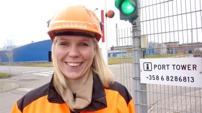 Tarja Halonen, personalchef på Boliden i Karleby. Personalchefen är iklädd orange hjälm och jacka, hon leer mot kameran. 