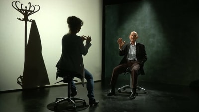 Barbara Savolainen intervjuar Leif Salmén i en tv studio i TV-programmet Bakom bilden. Året var 2015