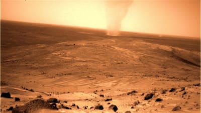 En tromb på Mars, fotograferad av den amerikanska rovern Spirit 2005.