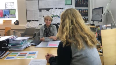 Rektor Kristiina Koli intervjuas av Nyhetsskolan.