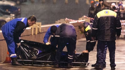 Den ryska polisen transporterar bort oppositionpolitikern Boris Nemtsovs kropp den 28 februari 2015.