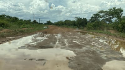Väg efter ett regn i Zambia