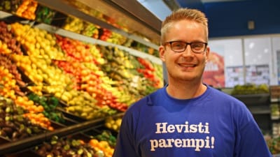 Ilari Tikkala jobbar på K-supermarket på Drumsö