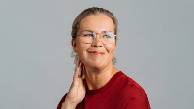 Nina Hultholm i en röd skjorta