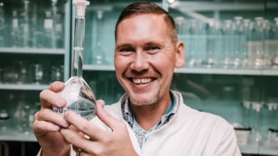 Forskare Risto korpinen i ett laboratorium.