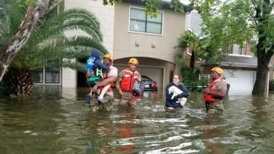Myndigheterna varnar för stigande vattennivåer, särskilt i och omkring Houston
