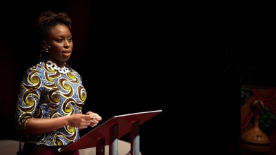afrikkalainen nainen puhuu konferenssissa