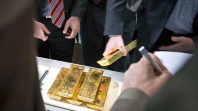 Anställda vid Bundesbank visar upp guldtackor under en presskonferens på centralbankens huvudkontor den 16 januari 2013.