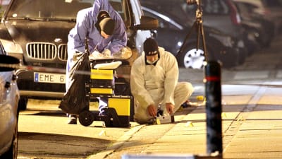 polisen undersöker brottsplatsen