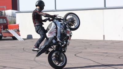 Pojke trickåker med moped.