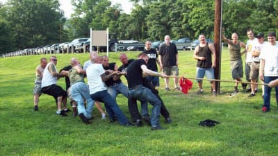 Esa Holappa deltar i dragkamp på ett nynazistmöte i Harrisburg.
