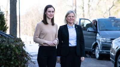 Statsminister Sanna Marin (SDP) och Sveriges statsminister Magdalena Andersson står utanför Villa Bjälbo i Helsingfors.
