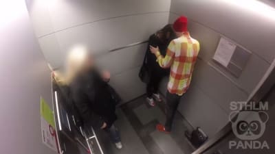 Sthlm Pandas senaste video testar hur folk reagerar när de blir vittnen till våld i hissen.