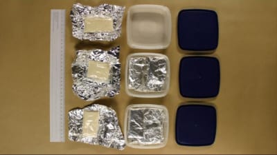 Polisfoto av beslagtagna paket heroin