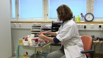 En läkare i sin mottagning