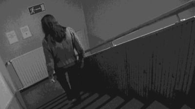 Kvinna går nedför trappa