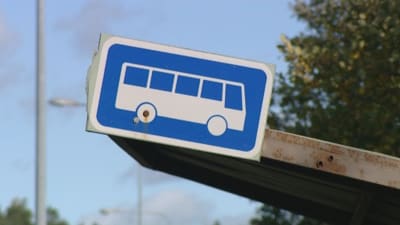 Skylt på busshållplats