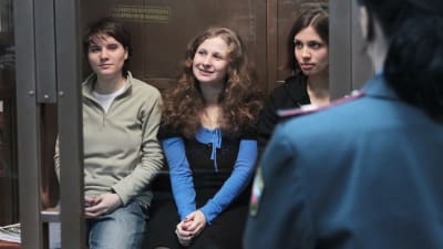 Jekaterina Samutsevitj (till vänster) med Maria Aljochina och Nadja Tolokonnikova
