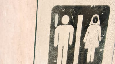 Logo med en man och en kvinna, unisex wc dörr