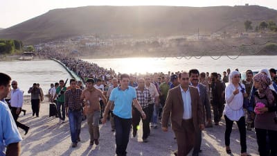 Tusentals kurder söker skydd i norra Irak