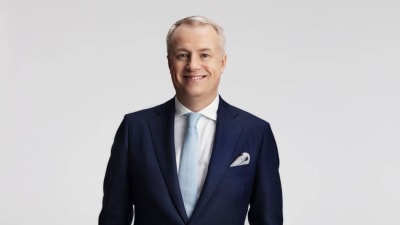 Marcus Rantala ler mot kameran iklädd kavaj.