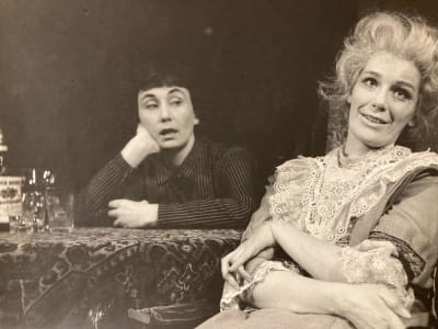 Två kvinnor på sven. Åbo svenska teater 1963.